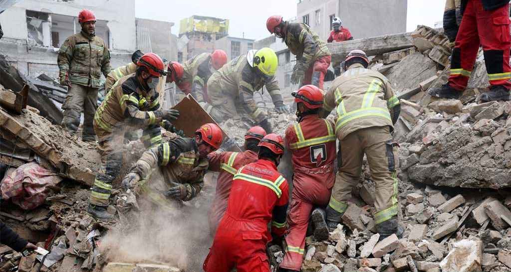 তেহরানে ধ্বংসস্তূপ থেকে ৯৬০ জনকে জীবিত উদ্ধার