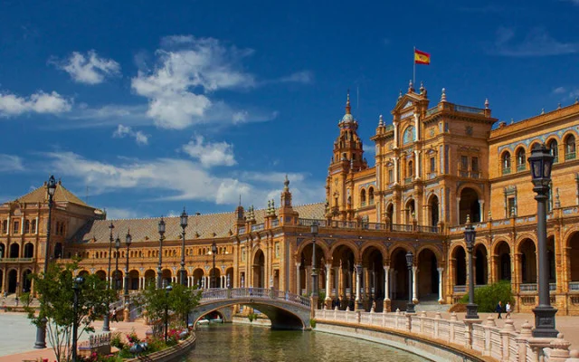 স্পেনে বৈধতা পাবে ৫ লাখ অভিবাসী