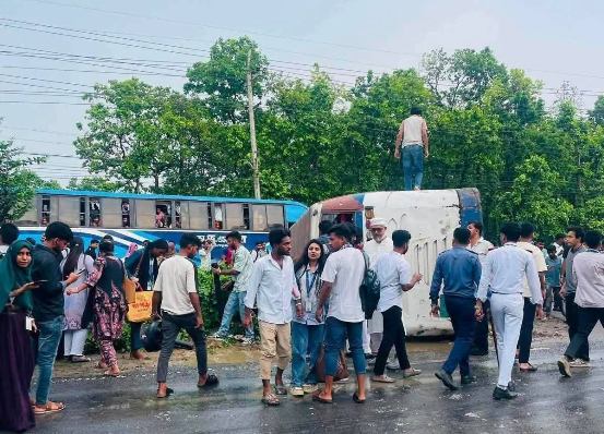 গাজীপুরে উত্তরা ইউনিভার্সিটির বাস উল্টে ২৪ শিক্ষার